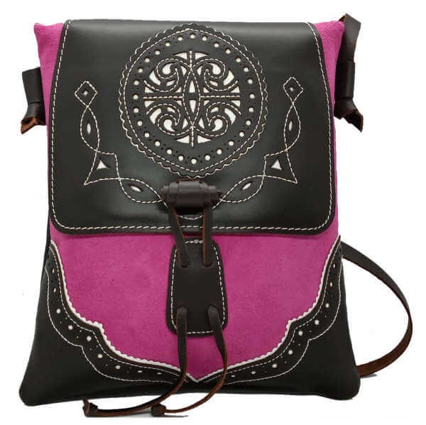 Bandolera piel serraje picada color fucsia.