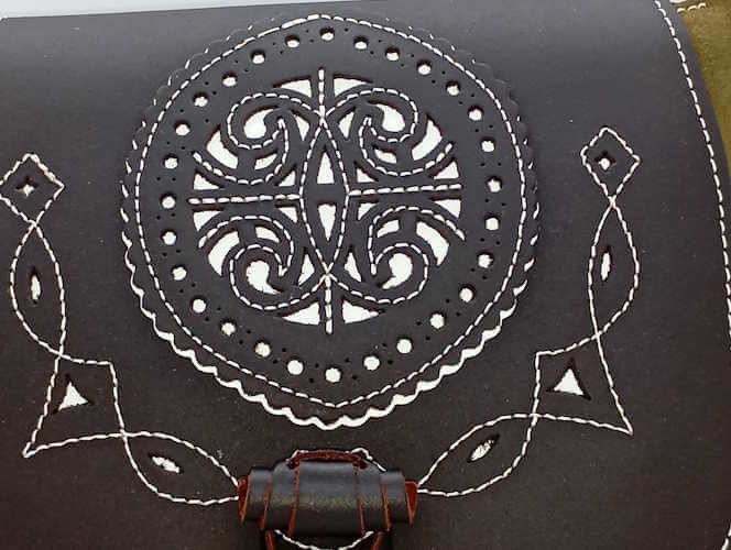 Bandolera de piel serraje picada