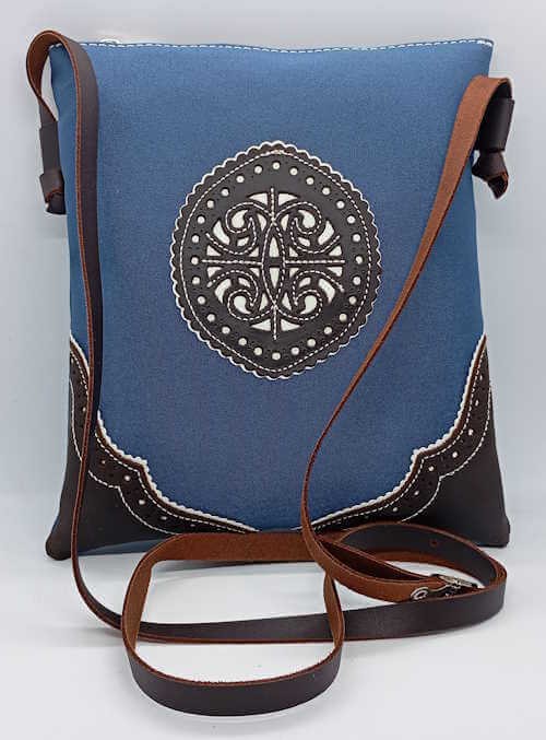 Bandolera lona y piel azul.