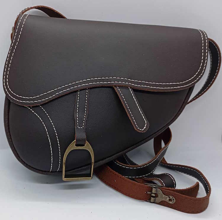Bolso estribo.