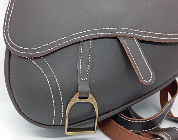 Bolso estribo.
